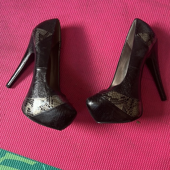 2b Bebe super high black/snake print platforms - Picture 2 of 9